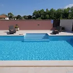 Komel With Pool
