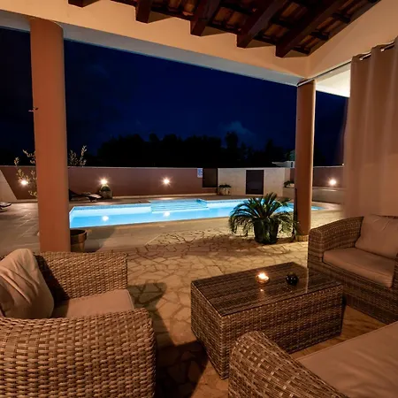 Komel With Pool *