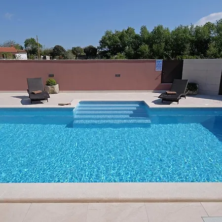 Komel With Pool