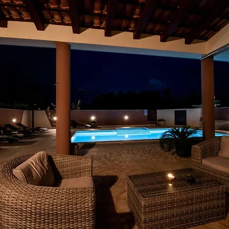 Сasa de vacaciones Komel With Pool