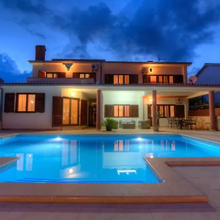 Сasa de vacaciones Komel With Pool Fažana