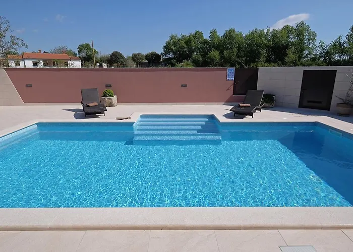 Komel With Pool