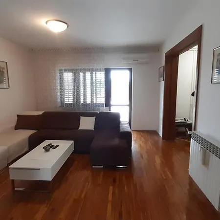 Komel With Pool Hébergement de vacances