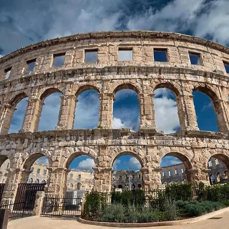 Komel With Pool 度假居