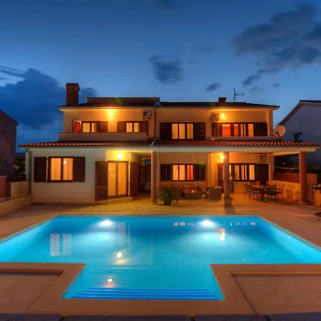 Komel With Pool Fažana