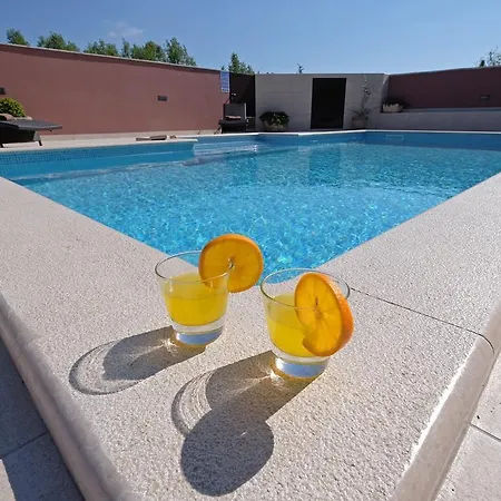 Komel With Pool Feriehus *