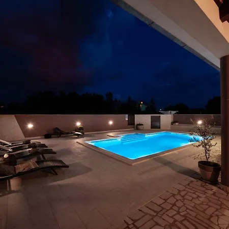 Komel With Pool *