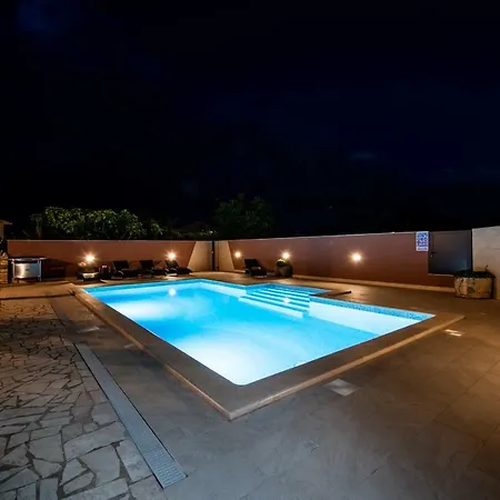 Komel With Pool Feriehus