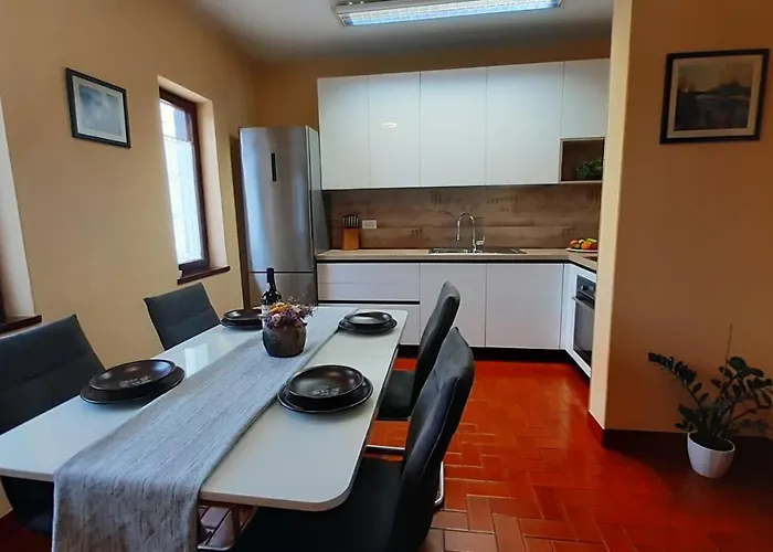 Komel With Pool 度假居