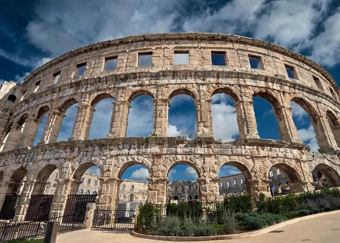 Komel With Pool 度假居