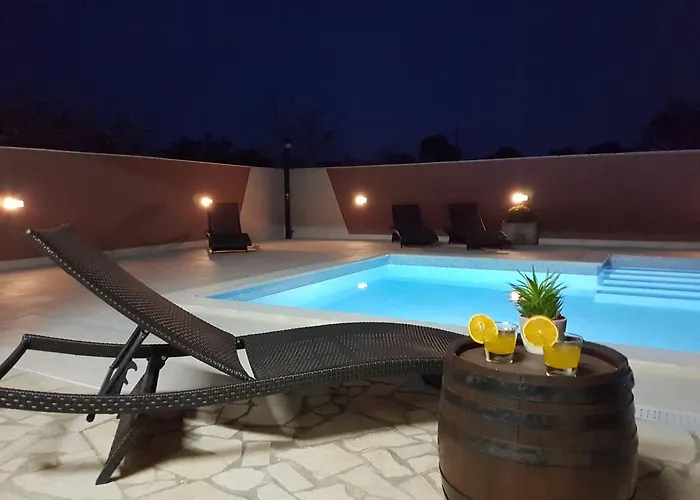 Komel With Pool * 法扎纳