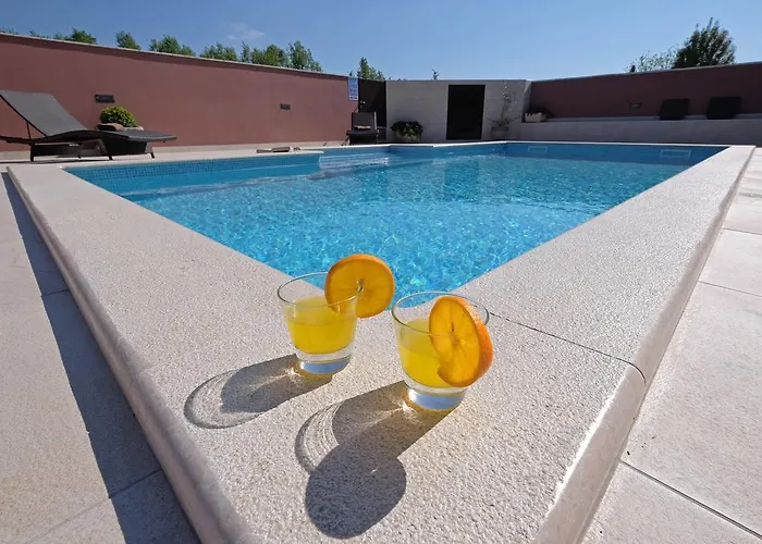 Komel With Pool 度假居 *