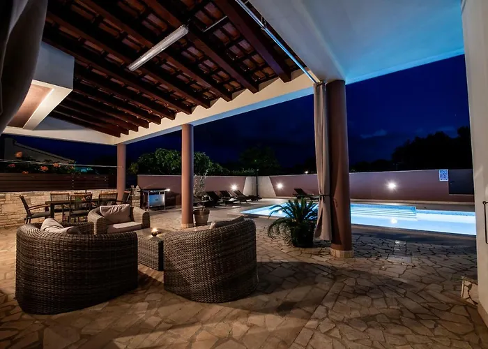 度假居 Komel With Pool 法扎纳