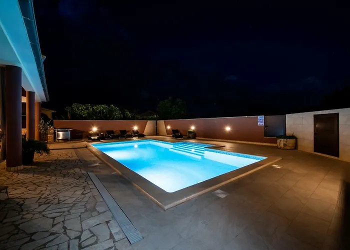 Komel With Pool 度假居