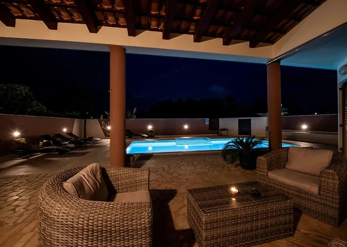 度假居 Komel With Pool